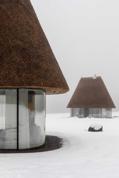 These Glass Guesthouses Turn a Traditional Thatched Roof Into a Sculptural Icon