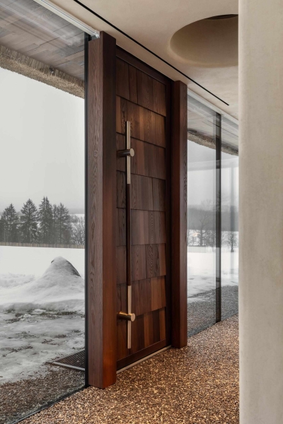 These Glass Guesthouses Turn a Traditional Thatched Roof Into a Sculptural Icon