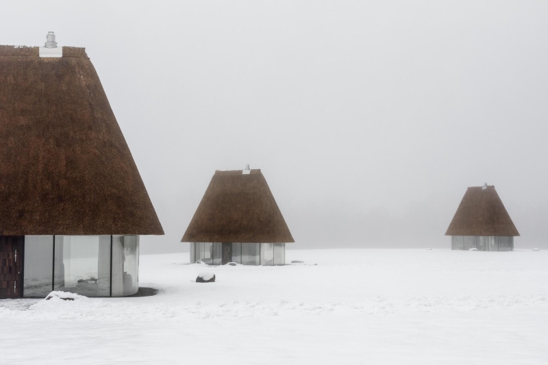 These Glass Guesthouses Turn a Traditional Thatched Roof Into a Sculptural Icon