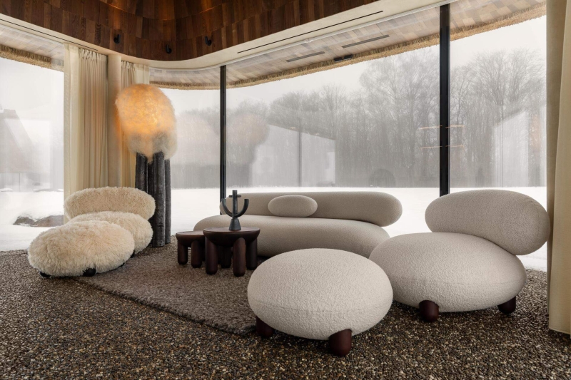 These Glass Guesthouses Turn a Traditional Thatched Roof Into a Sculptural Icon