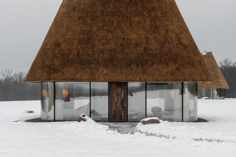 These Glass Guesthouses Turn a Traditional Thatched Roof Into a Sculptural Icon