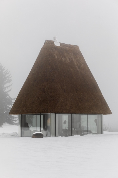 These Glass Guesthouses Turn a Traditional Thatched Roof Into a Sculptural Icon