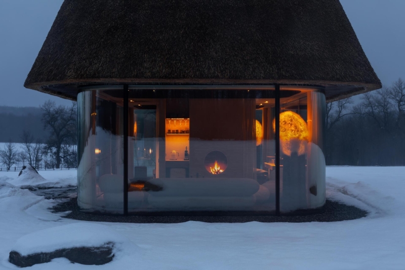These Glass Guesthouses Turn a Traditional Thatched Roof Into a Sculptural Icon