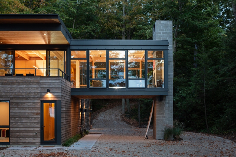 This Elevated Living Room Changed How a Home Meets the Shoreline