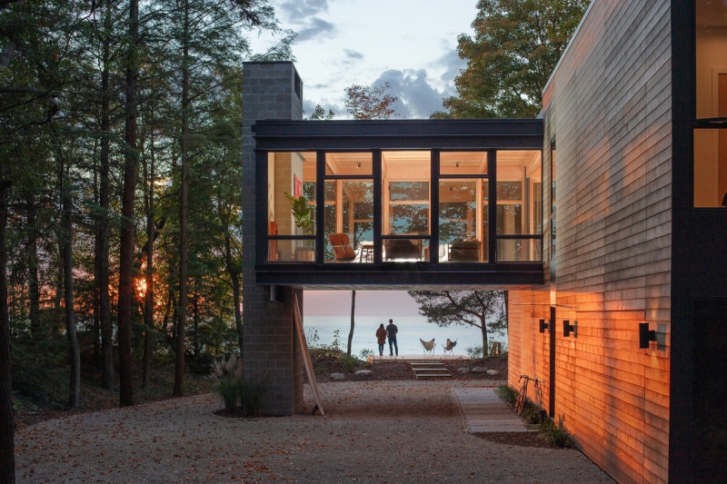 This Elevated Living Room Changed How a Home Meets the Shoreline
