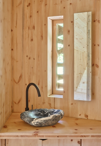 This Faceted Cabin Was Designed as a Response to Fire and Landscape