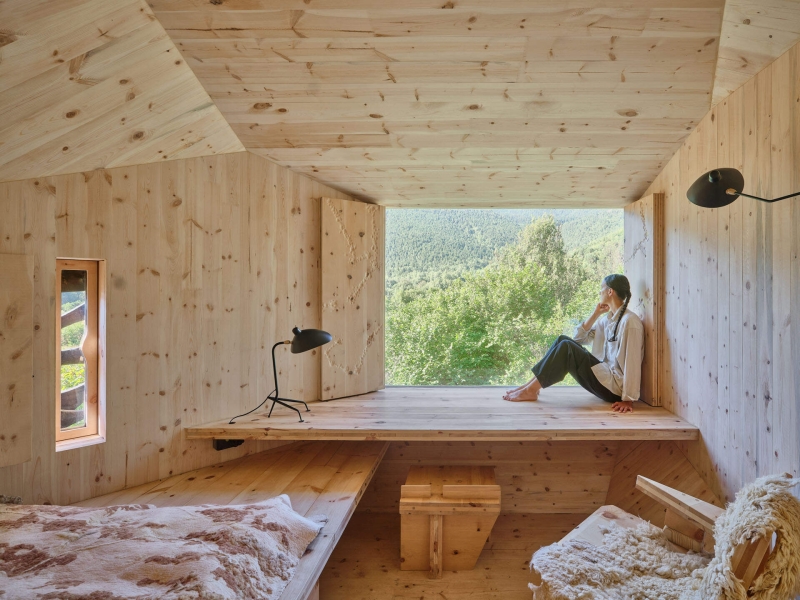 This Faceted Cabin Was Designed as a Response to Fire and Landscape