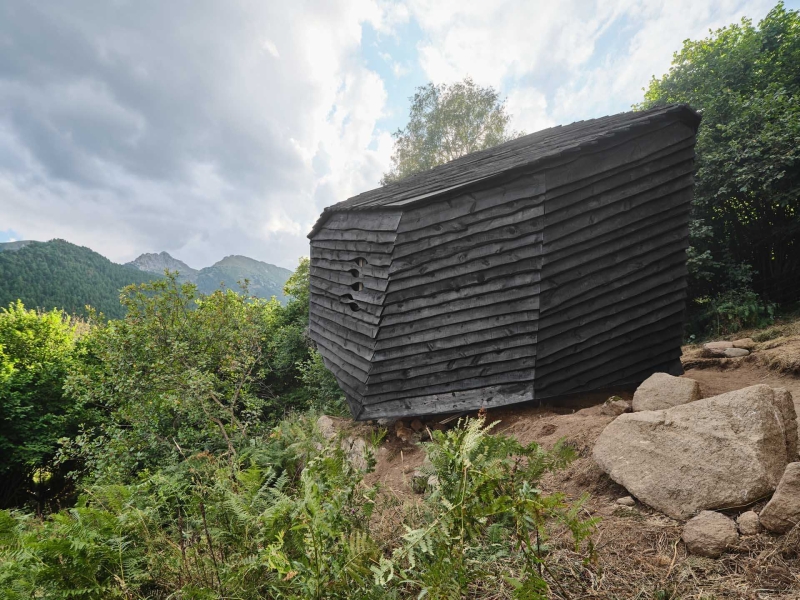 This Faceted Cabin Was Designed as a Response to Fire and Landscape