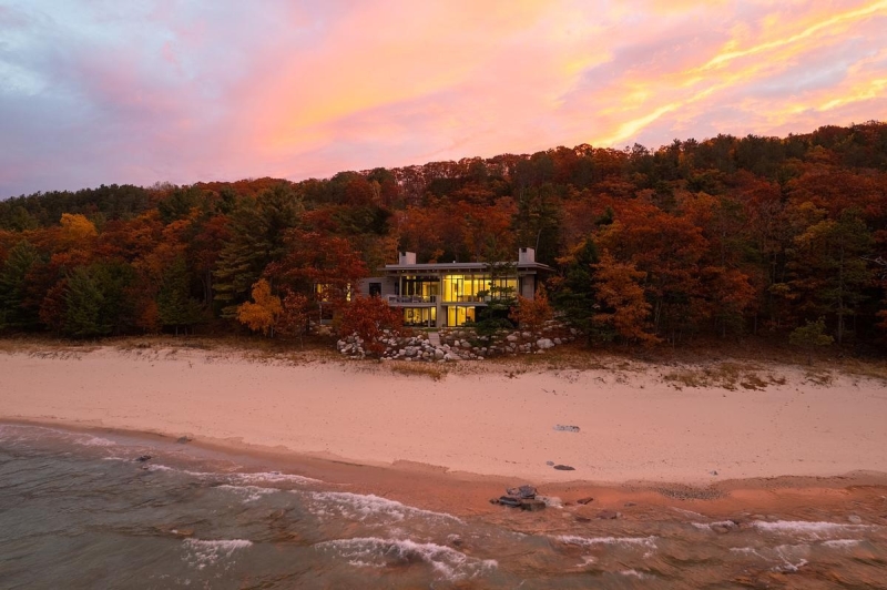 This Lake House Blends Privacy and Panoramic Views