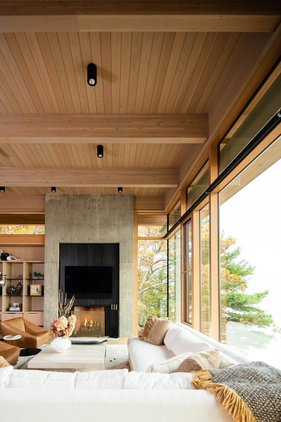 This Lake House Blends Privacy and Panoramic Views