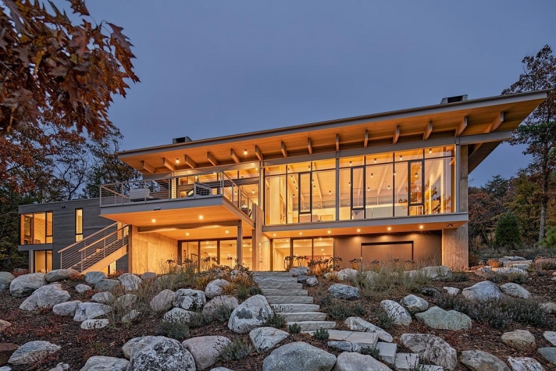 This Lake House Blends Privacy and Panoramic Views
