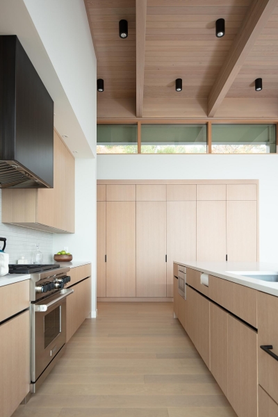 This Lake House Blends Privacy and Panoramic Views