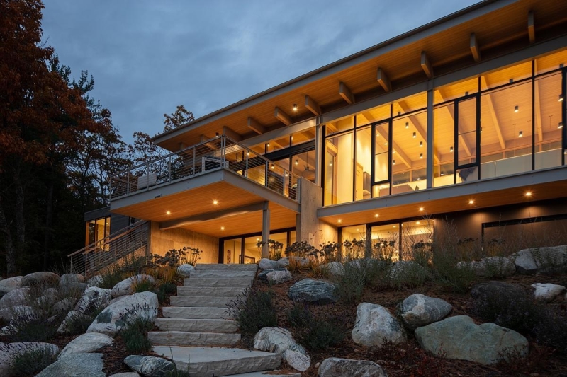 This Lake House Blends Privacy and Panoramic Views