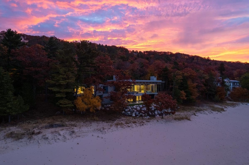 This Lake House Blends Privacy and Panoramic Views