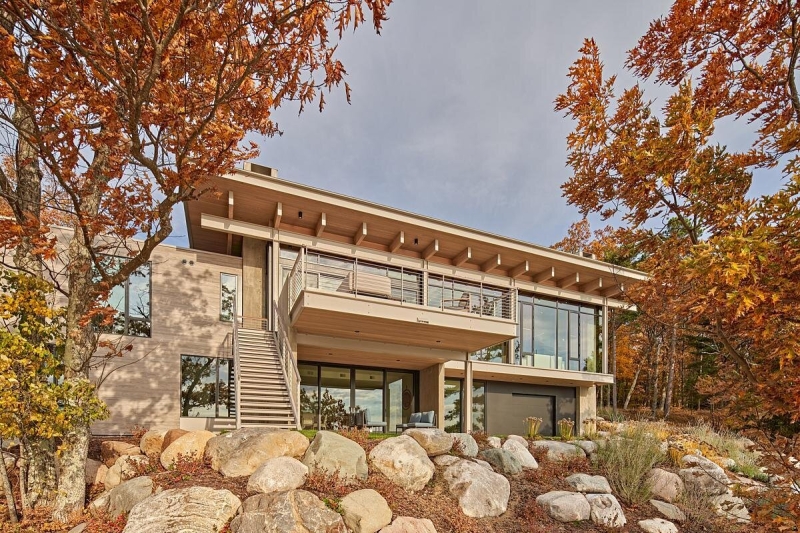 This Lake House Blends Privacy and Panoramic Views