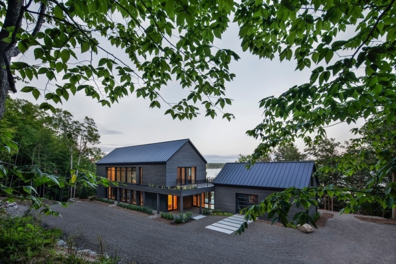This Modern Barnhouse in Canada Was Inspired by the Region&rsquo;s Long Farm Buildings