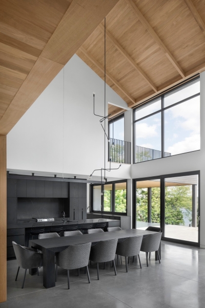 This Modern Barnhouse in Canada Was Inspired by the Region&rsquo;s Long Farm Buildings