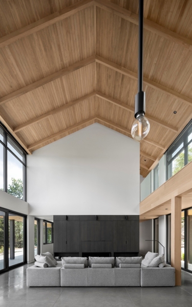 This Modern Barnhouse in Canada Was Inspired by the Region&rsquo;s Long Farm Buildings