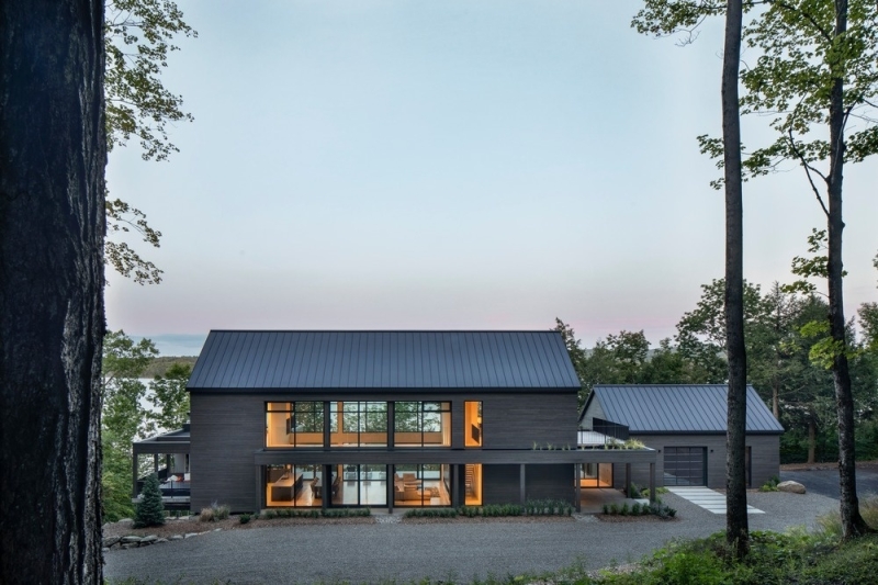 This Modern Barnhouse in Canada Was Inspired by the Region&rsquo;s Long Farm Buildings